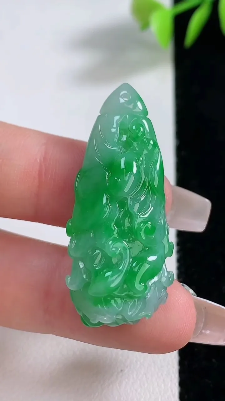 天然A货翡翠白菜吊坠，尺寸38.3-17.6-10.5，重量:9.00g
12月10日