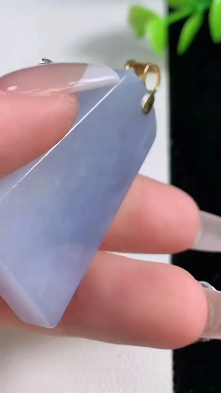 天然A货翡翠18K金紫罗兰无事牌吊坠，尺寸41.6-24.6-7.7，重量:22.33g
12月10日