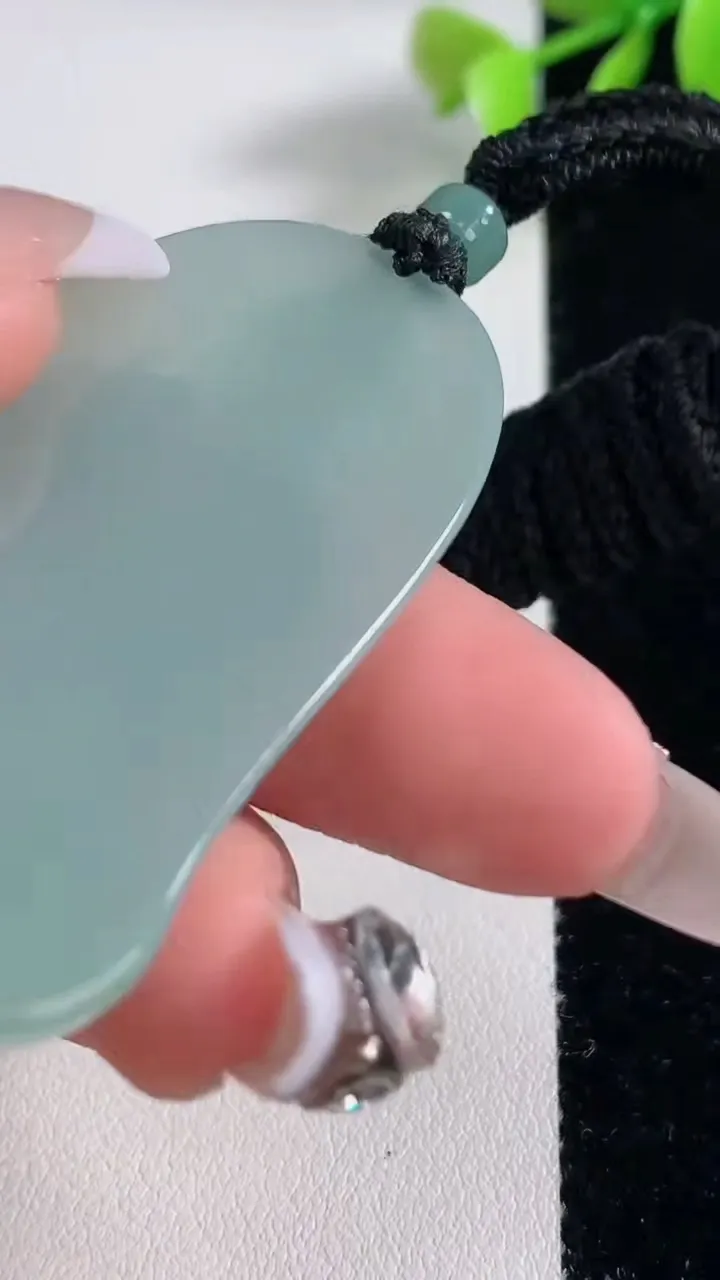 天然A货翡翠观音菩萨，尺寸54.7-34.2-5.6，重量:24.88g
12月10日