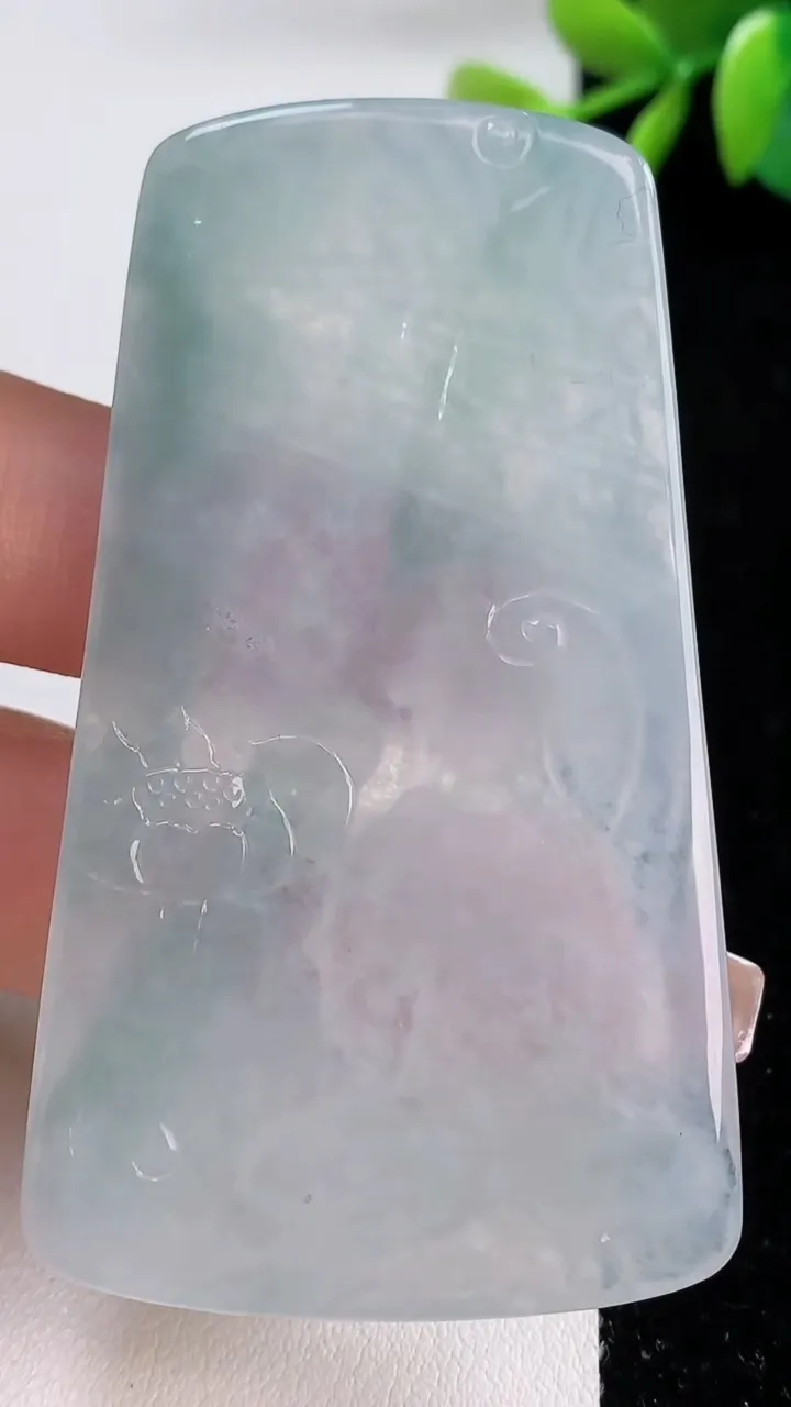 天然A货翡翠冰种飘花大势至菩萨吊坠，尺寸65.3-38.2-5.4，重量:30.70g
12月10日