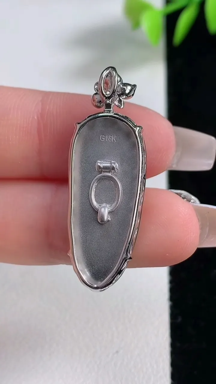 天然A货翡翠金枝玉叶 叶子吊坠，尺寸27.2-12.2-5.2，重量:4.47g
12月10日