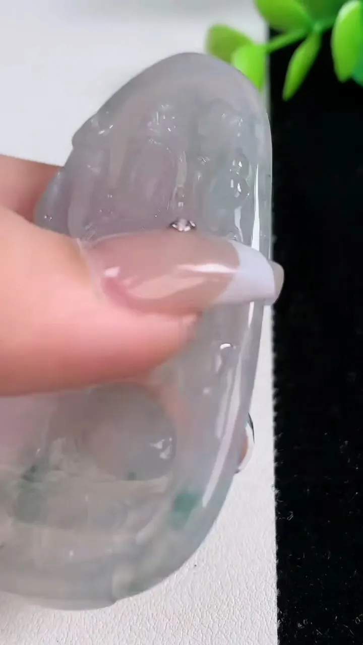 天然A货翡翠种飘花千手观音吊坠，尺寸70-42.7-5.3，重量:30.94g
12月10日