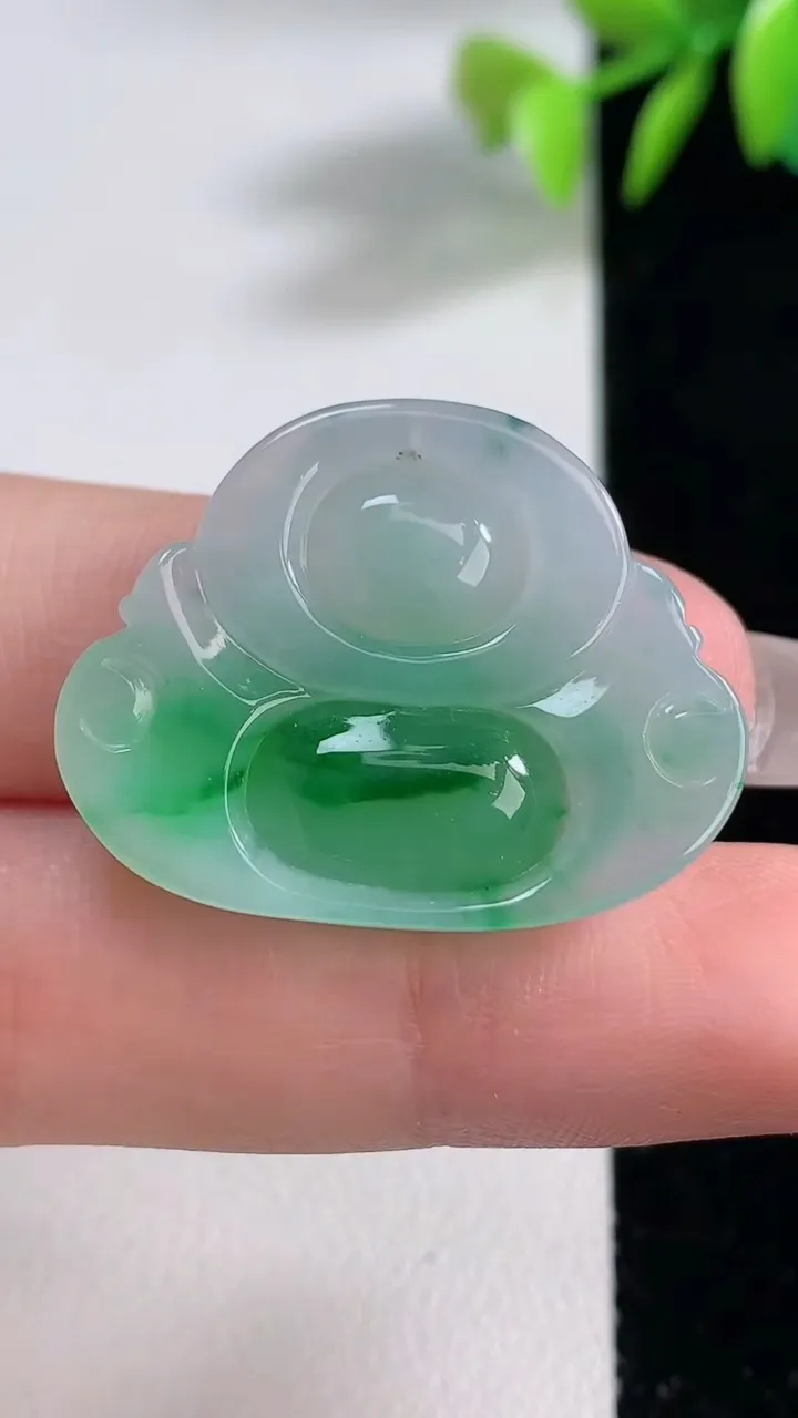 天然A货翡翠佛公吊坠，尺寸23.2-29.7-5.3，重量:6.38g
12月10日