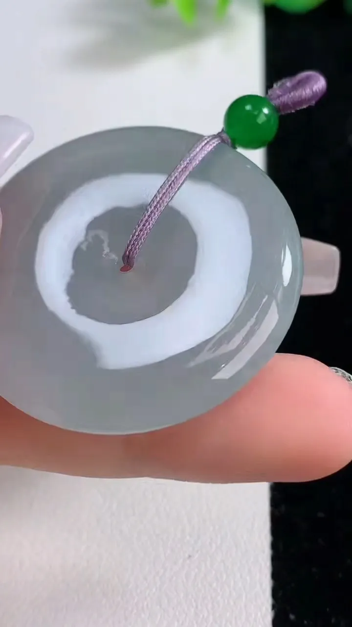 天然A货翡翠平安扣吊坠，尺寸39.8-6，重量:20.79g
12月10日