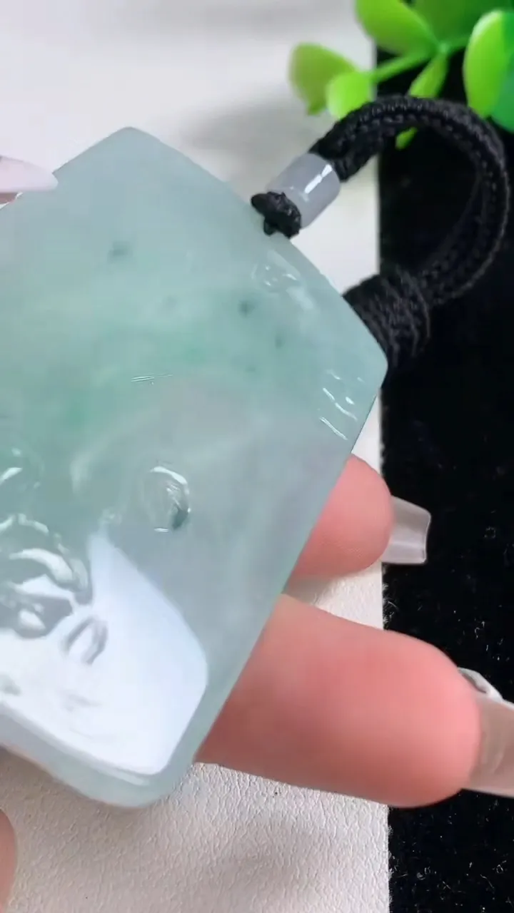 天然A货翡翠种飘花观音菩萨吊坠，尺寸64-42-5.6，重量:44.10g
12月10日