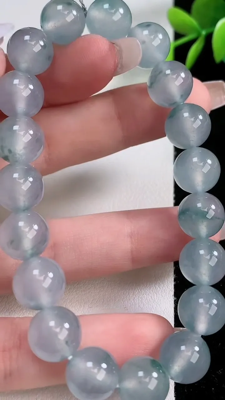 天然A货翡翠种飘花圆珠手串，尺寸10.4-19颗，重量:38.30g12月10日
工厂直销收藏佳品,