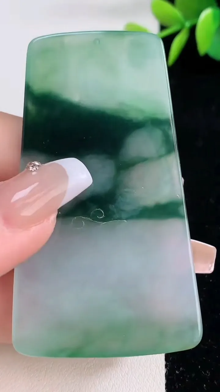 天然A货翡翠大日如来吊坠，尺寸66.2-39-4，重量:27.37g
12月10日