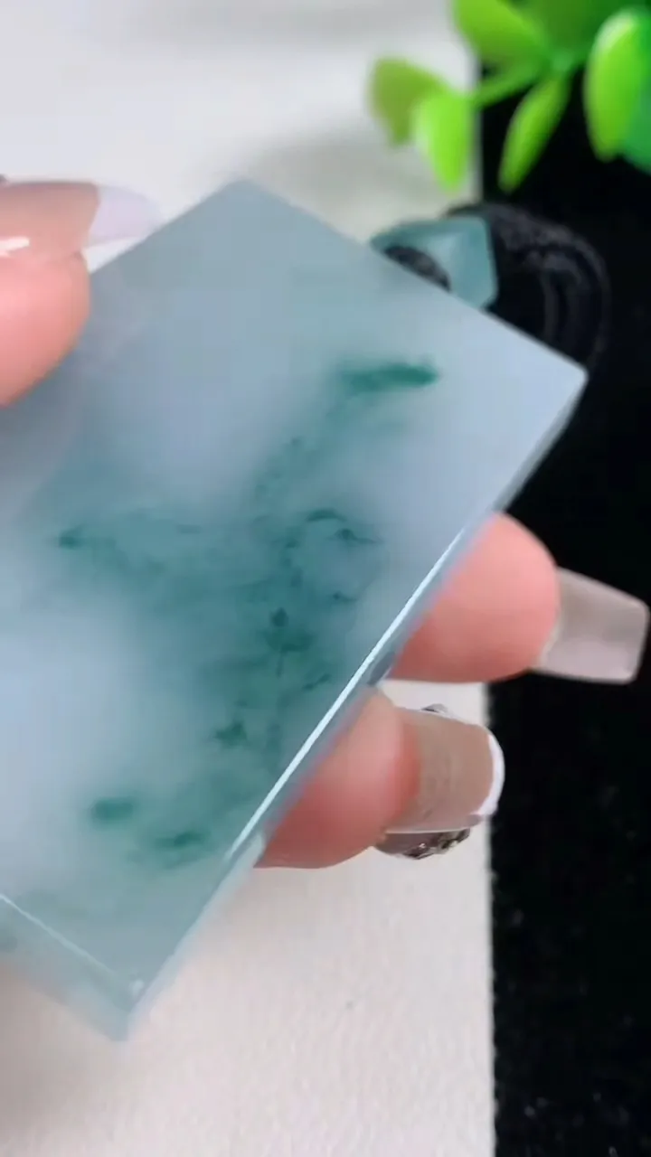 天然A货翡翠飘花无事牌吊坠，尺寸58-36.3-5.8，重量:43.38g
12月10日