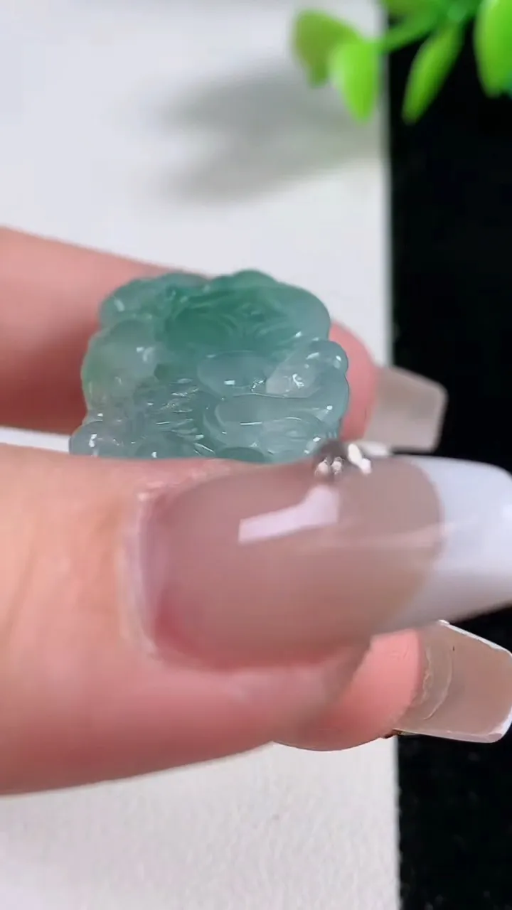 天然A货翡翠冰种飘花霸王貔貅吊坠，尺寸34.8-17-12，重量:15.85g
12月10日