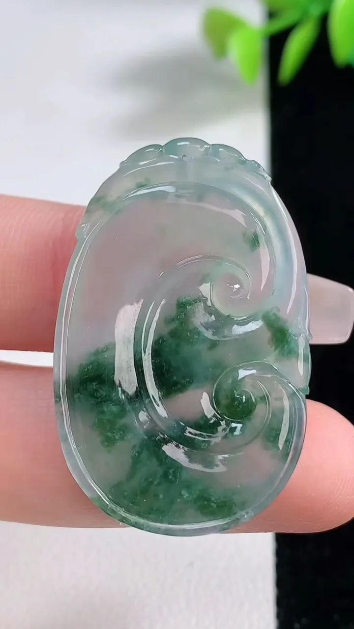 天然A货翡翠冰种飘花如意吊坠，尺寸37-23.6-3.4，重量:6.87g
12月10日