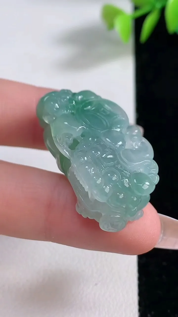 天然A货翡翠冰种飘花霸王貔貅吊坠，尺寸34.8-17-12，重量:15.85g
12月10日