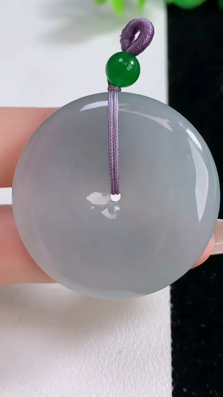 天然A货翡翠平安扣吊坠，尺寸39.8-6，重量:20.79g
12月10日