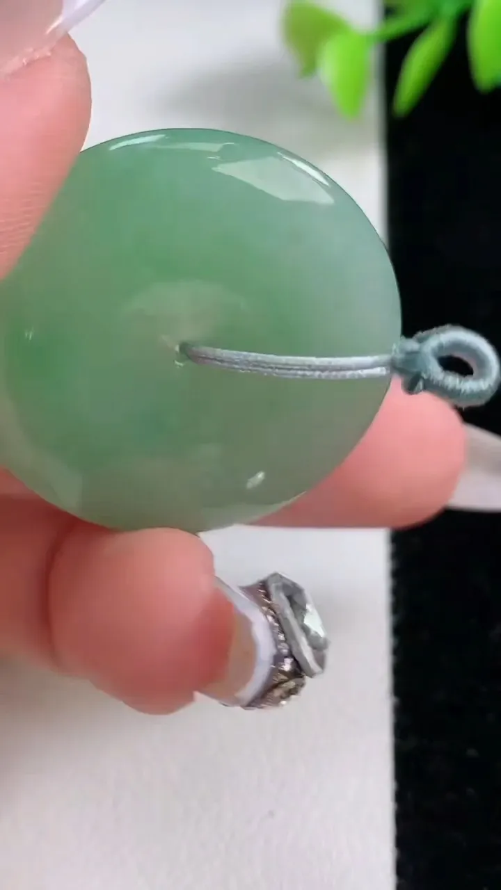 天然A货翡翠平安扣吊坠，尺寸32.8-5.7，重量:12.50g
12月10日