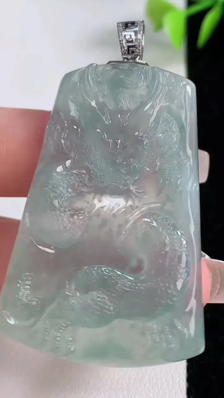 天然A货翡翠龙牌吊坠，尺寸50.4-34-5.6，重量:22.30g
12月10日