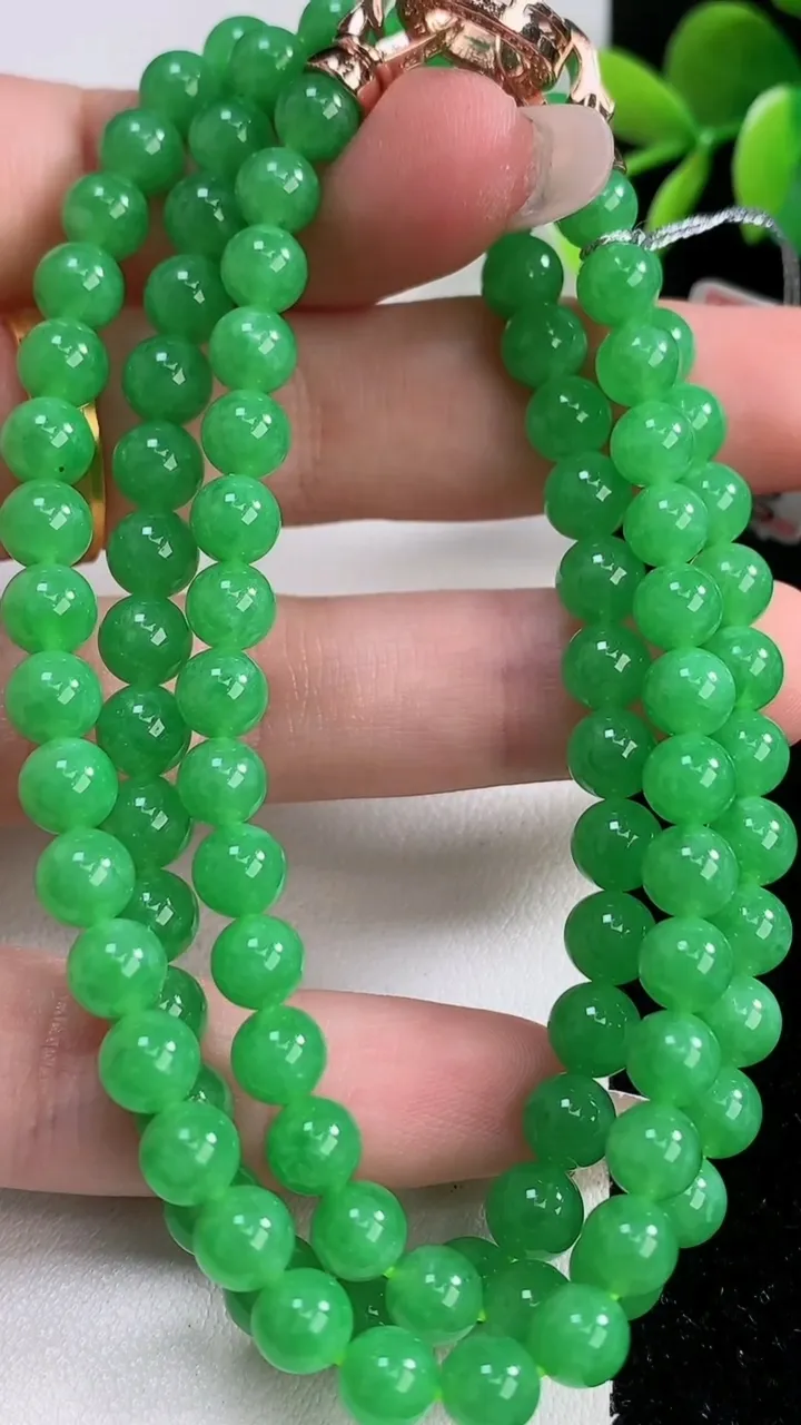 天然A货翡翠圆珠项链，尺寸5.8-100颗，重量:38.93g12月10日
工厂直销收藏佳品,种好水足，色泽均匀，有种有色，上手高大气！