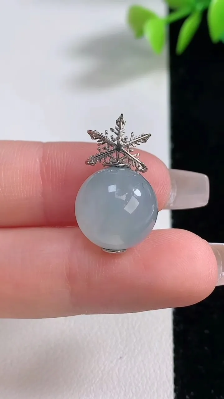 天然A货翡翠圆珠吊坠，尺寸13.5，重量:5.29g
12月10日