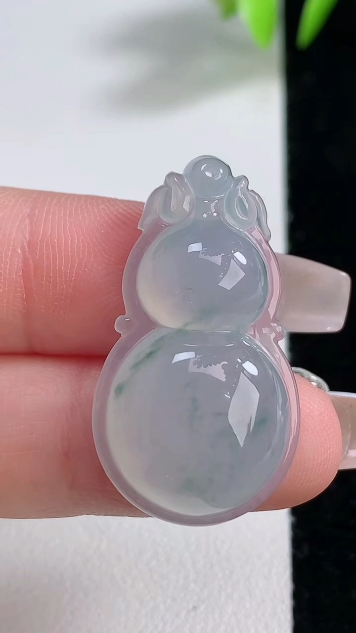 天然A货翡翠冰种飘花葫芦吊坠，尺寸31.8-18-6.5，重量:5.79g
12月10日