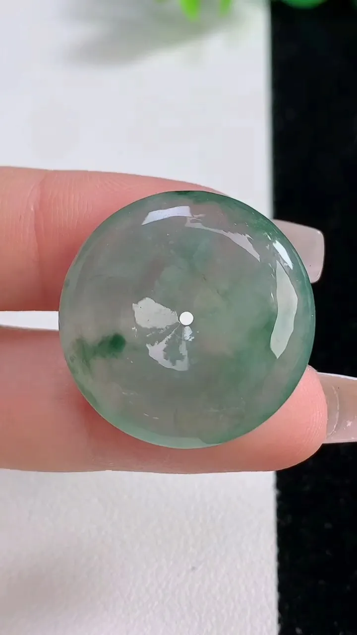 天然A货翡翠冰种飘花平安扣吊坠，尺寸25.6-5.7，重量:8.08g
12月10日