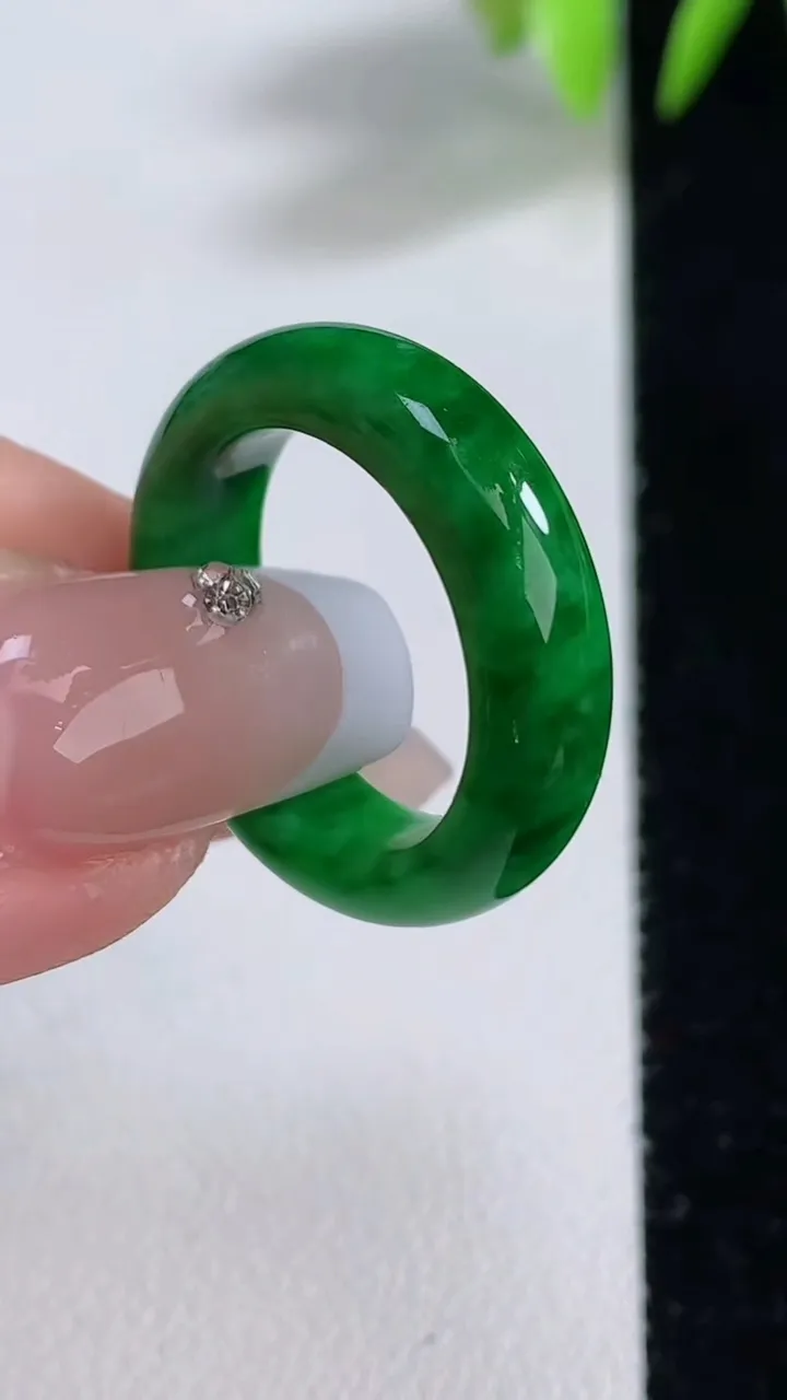 天然A货翡翠指环戒指，尺寸17.2-5-3，重量:3.91g2025年12月10日
工厂直销收藏佳品,种好水足，色泽均匀，有种有色，上手高大气！