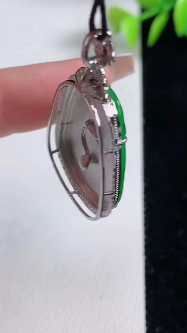 天然A货翡翠如意吊坠，尺寸37.8-20.2-6，裸石25.8-17.5重量:5.10g
12月10日