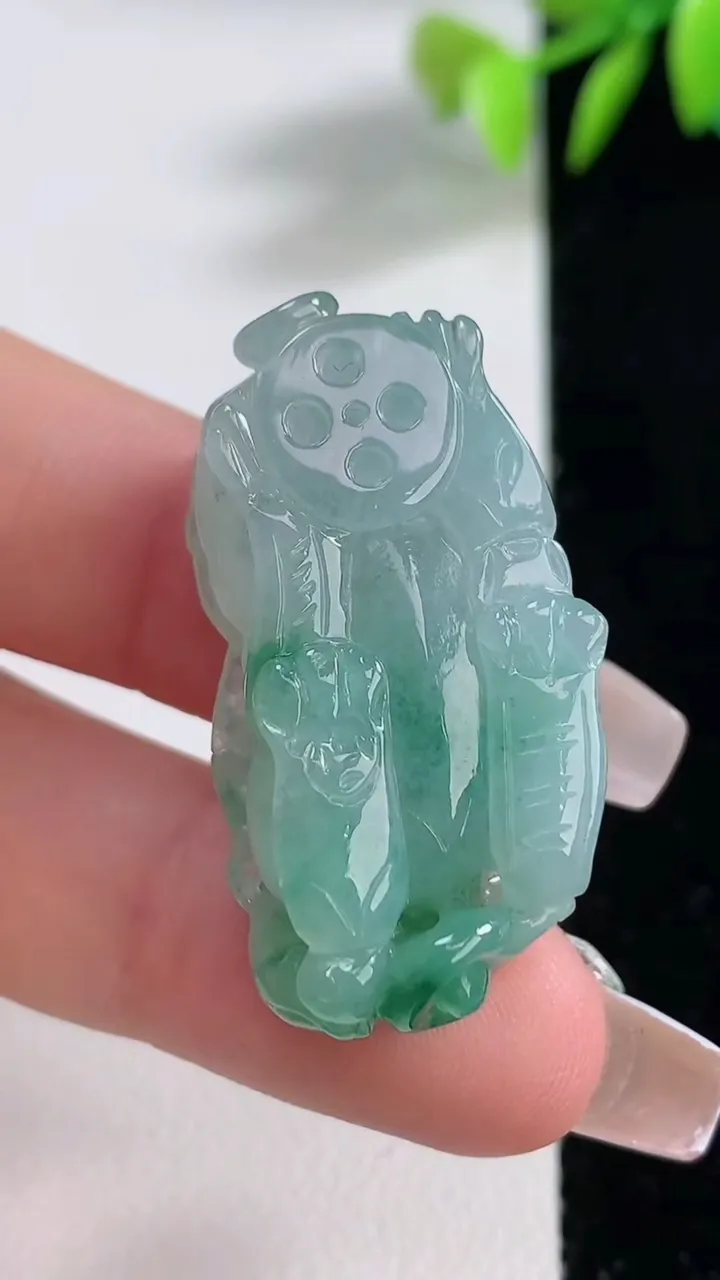 天然A货翡翠冰种飘花霸王貔貅吊坠，尺寸34.8-17-12，重量:15.85g
12月10日