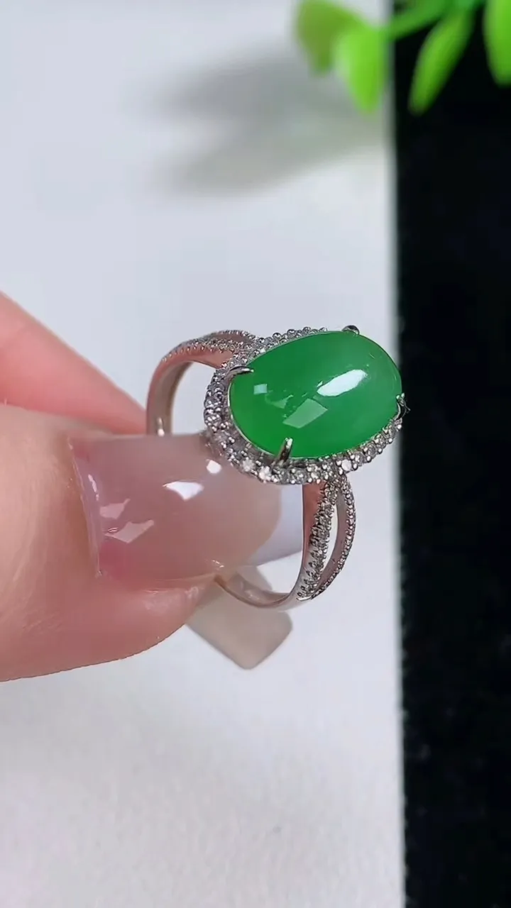 天然A货翡翠蛋面戒指，尺寸17.8-11.7-7.2-6，重量:2.69g2025年12月10日
工厂直销收藏佳品,种好水足，色泽均匀，有种有色，上手高大气！