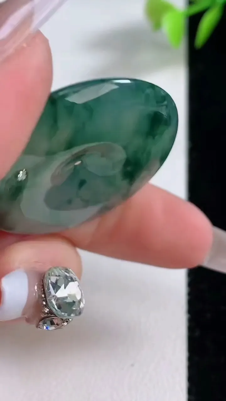 天然A货翡翠种飘花平安扣吊坠，尺寸34.2-6.3，重量:16.63g
12月10日