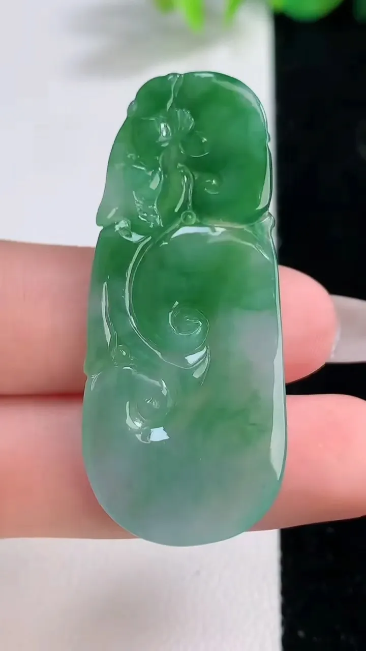 天然A货翡翠如意吊坠，尺寸46.8-20-3.6，重量:7.23g
12月10日