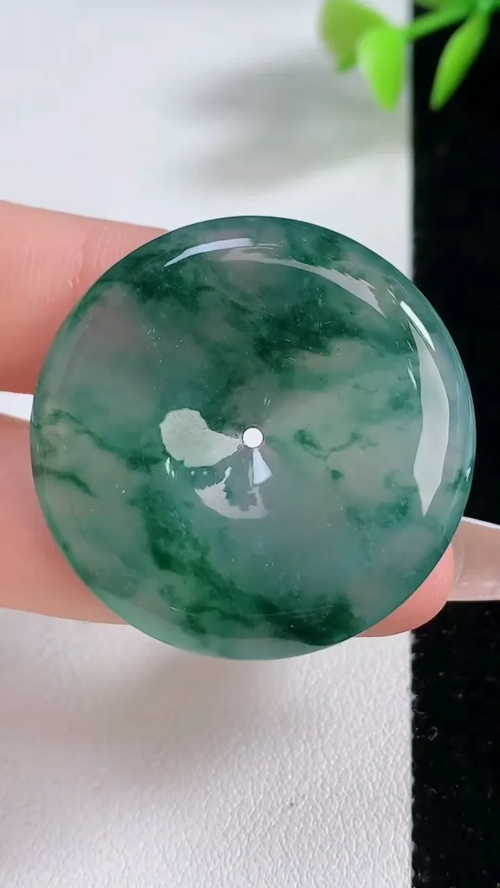 天然A货翡翠种飘花平安扣吊坠，尺寸34.2-6.3，重量:16.63g
12月10日