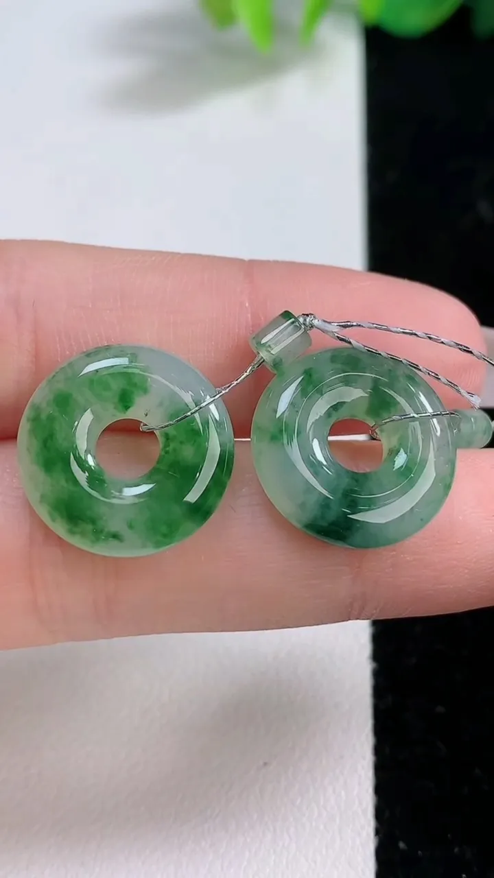 天然A货翡翠冰种飘花平安环吊坠一对，尺寸16.6-3.8，重量:4.90g
12月10日