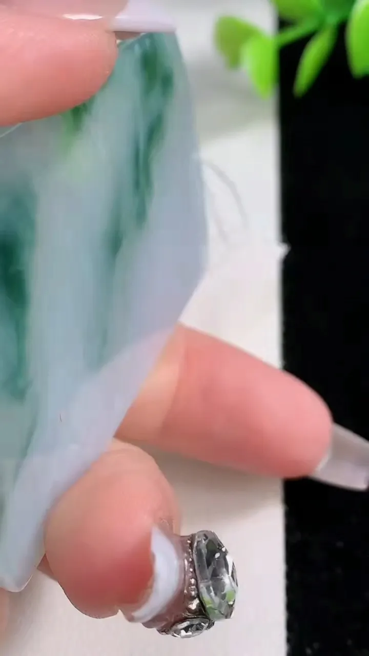 天然A货翡翠冰种飘花大日如来吊坠，尺寸65.3-37.6-5，重量:33.60g
12月10日