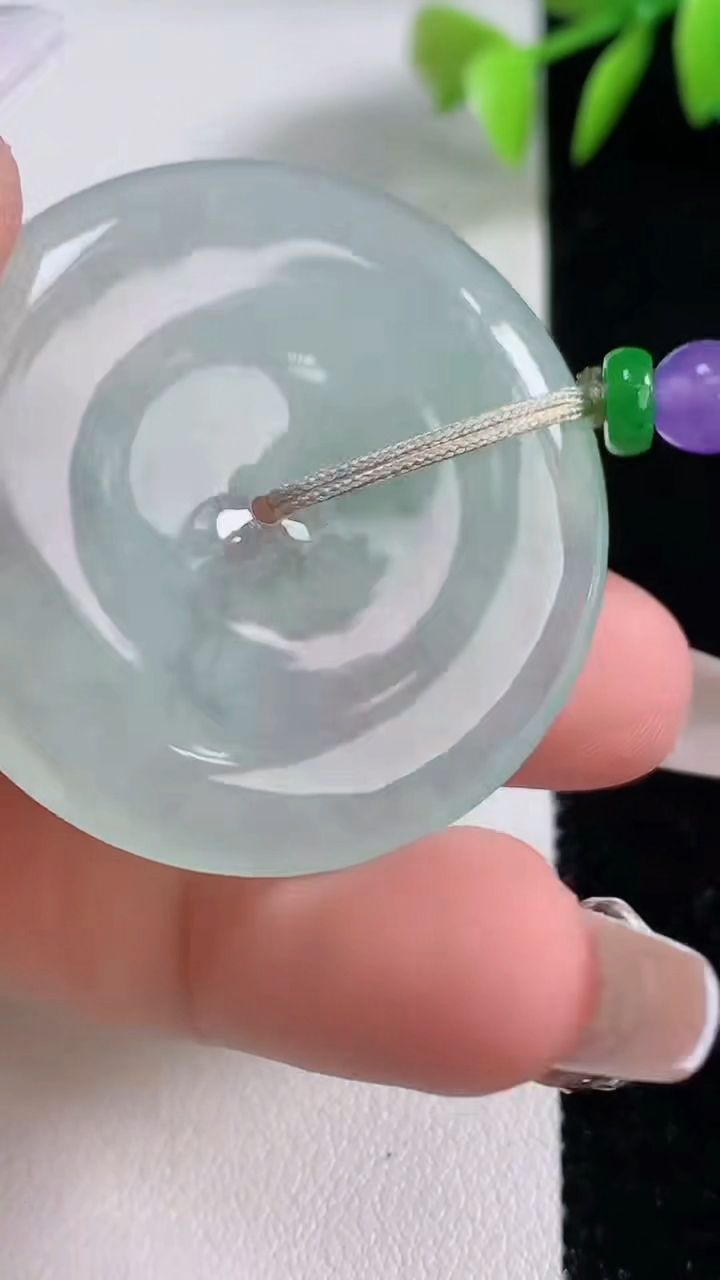 天然A货翡翠平安扣吊坠，尺寸38.7-5.5，重量:19.4g
12月10日