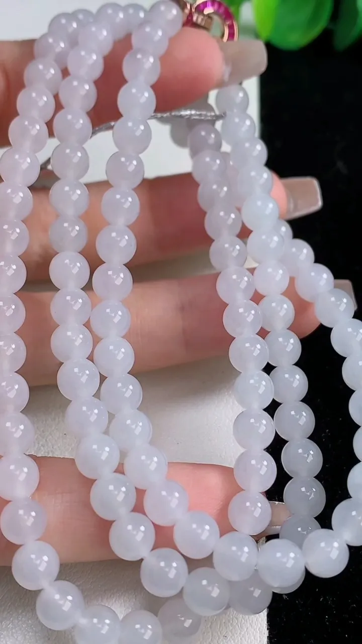 天然A货翡翠圆珠项链，尺寸5.7-112颗，重量:41.61g
12月10日