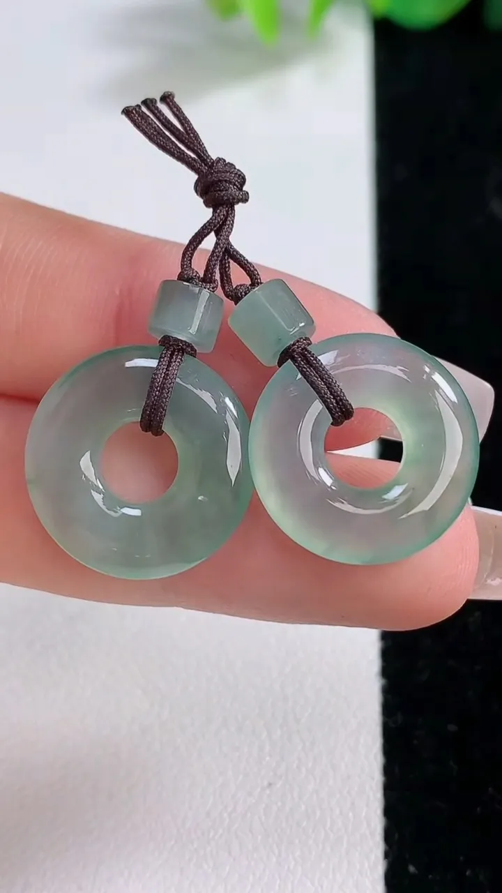 天然A货翡翠平安环吊坠一对，尺寸17-3.4，重量:5.25g
12月10日