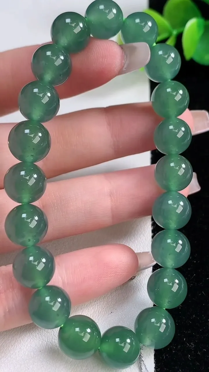 天然A货翡翠圆珠手串，尺寸9.6-20颗，重量:32.98g12月10日
工厂直销收藏佳品,种好水足，色泽均匀，有种有色，上手高大气！