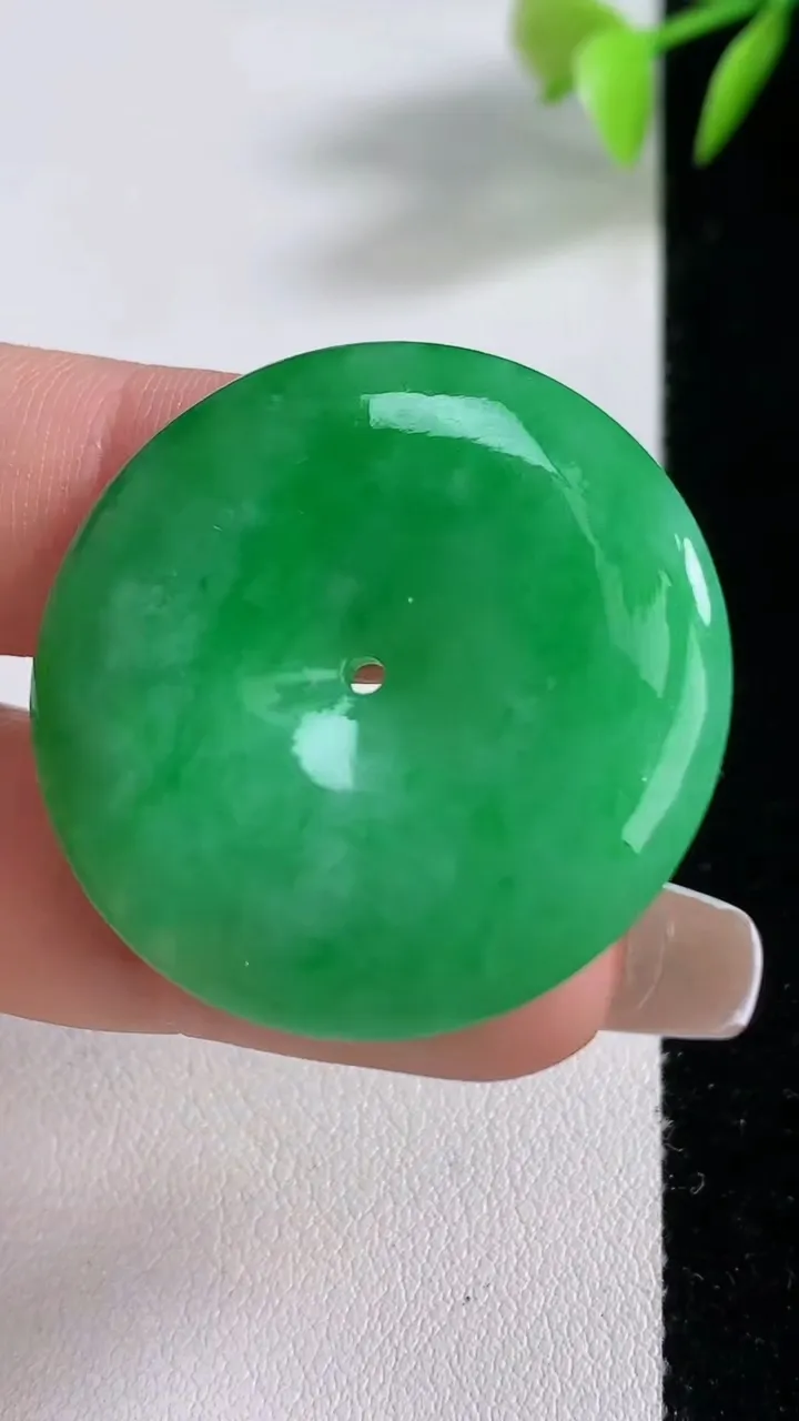 天然A货翡翠平安扣吊坠，尺寸32.6-5.2，重量:14.20g
12月10日