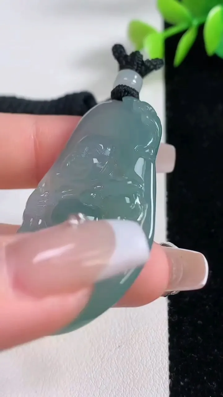 天然A货翡翠逍遥佛吊坠，尺寸48.2-25.2-5.8，重量:20.85g
12月10日