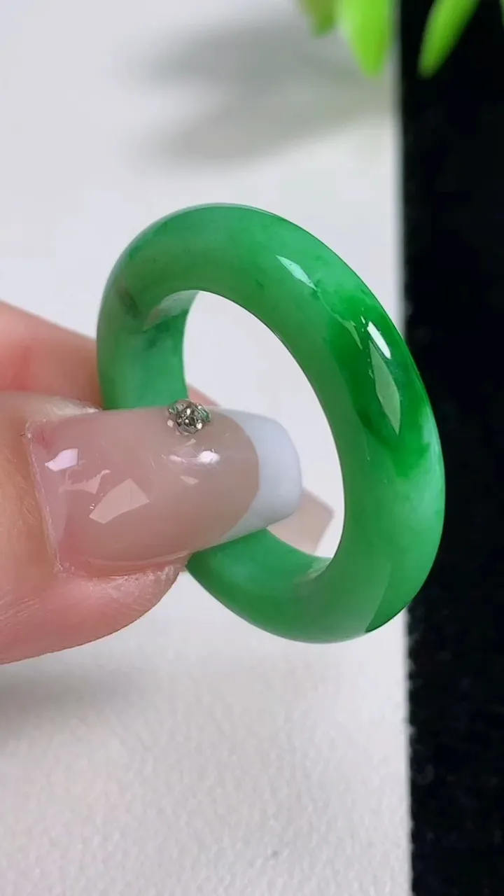 天然A货翡翠指环戒指，尺寸20.8-5.2-4.3，重量:6.35g2025年12月10日
工厂直销