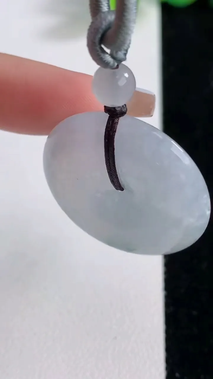 天然A货翡翠冰种飘花平安扣吊坠，尺寸29.5-6，重量:15.26g
12月10日