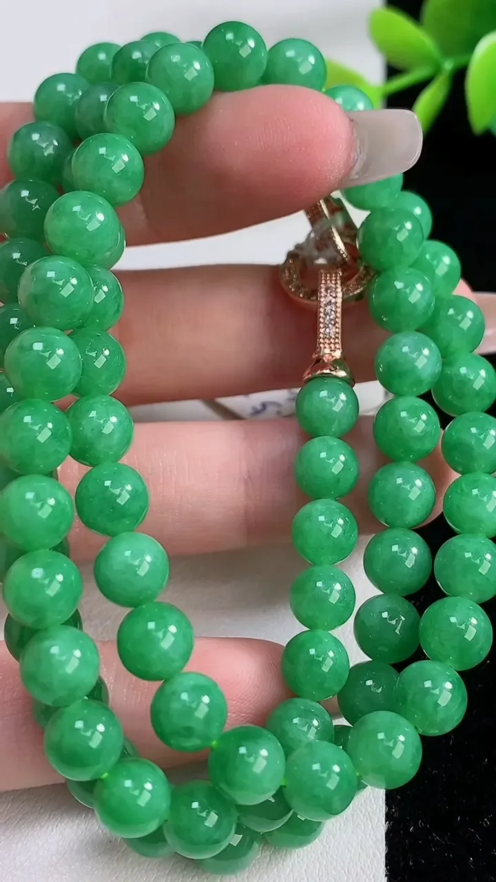 天然A货翡翠圆珠项链，尺寸7.5-79颗，重量:49.19g12月10日
工厂直销收藏佳品,种好水足