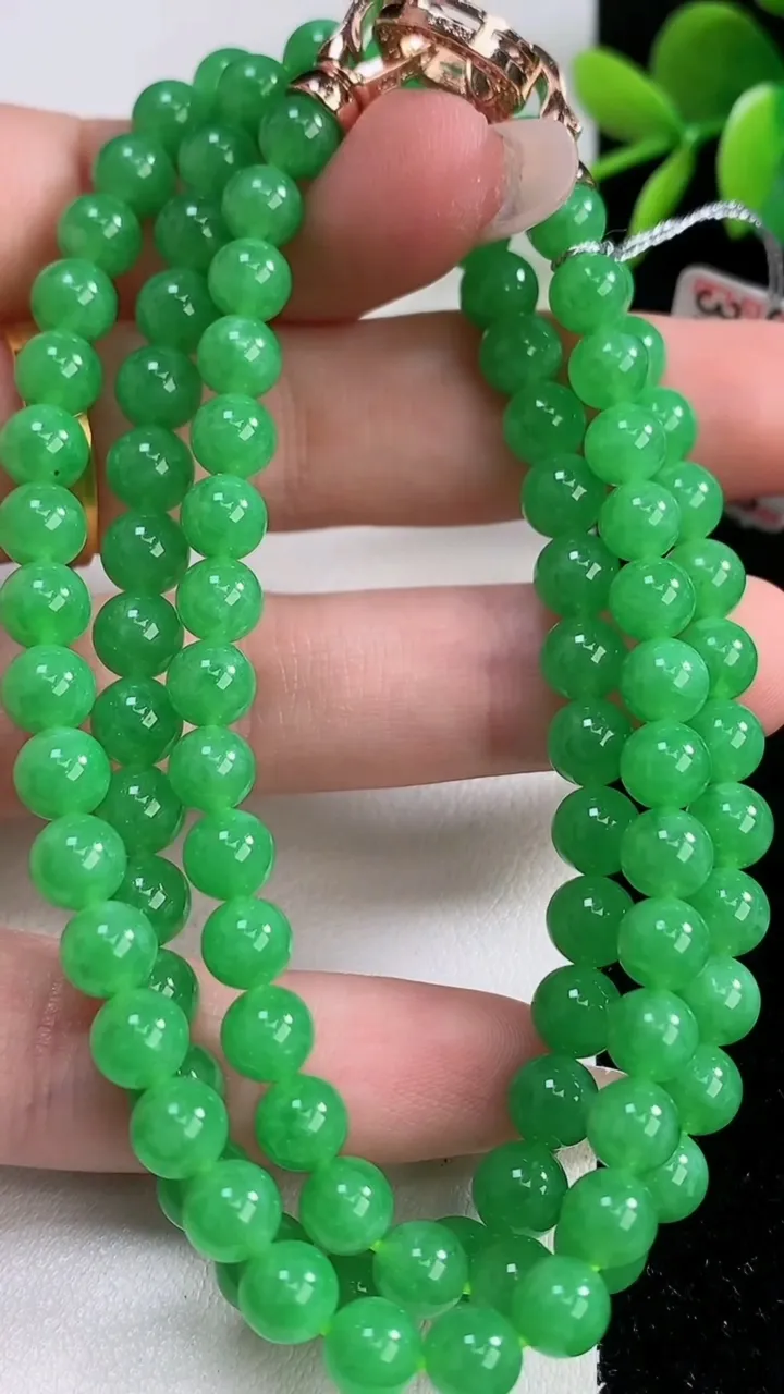 天然A货翡翠圆珠项链，尺寸5.8-100颗，重量:38.93g12月10日
工厂直销收藏佳品,种好水足，色泽均匀，有种有色，上手高大气！