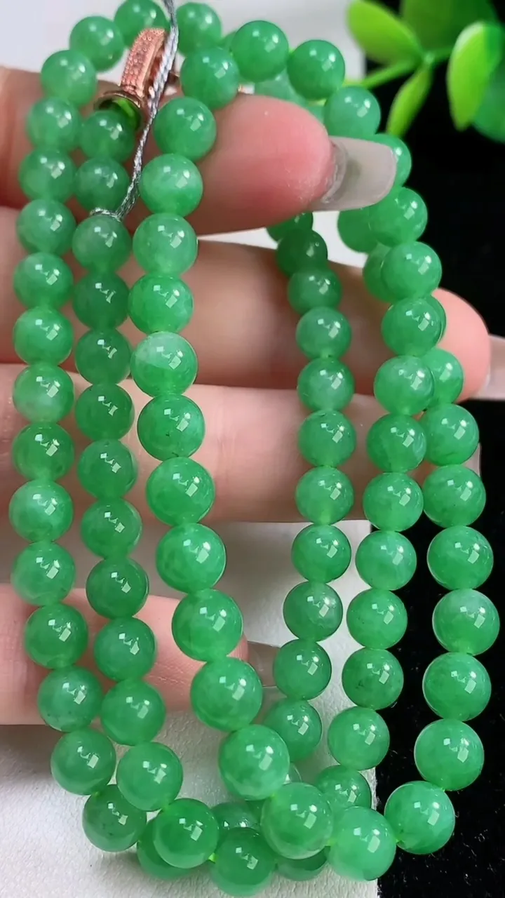 天然A货翡翠圆珠项链，尺寸5.4-91颗，重量:38.37g12月10日
工厂直销收藏佳品,种好水足，色泽均匀，有种有色，上手高大气！