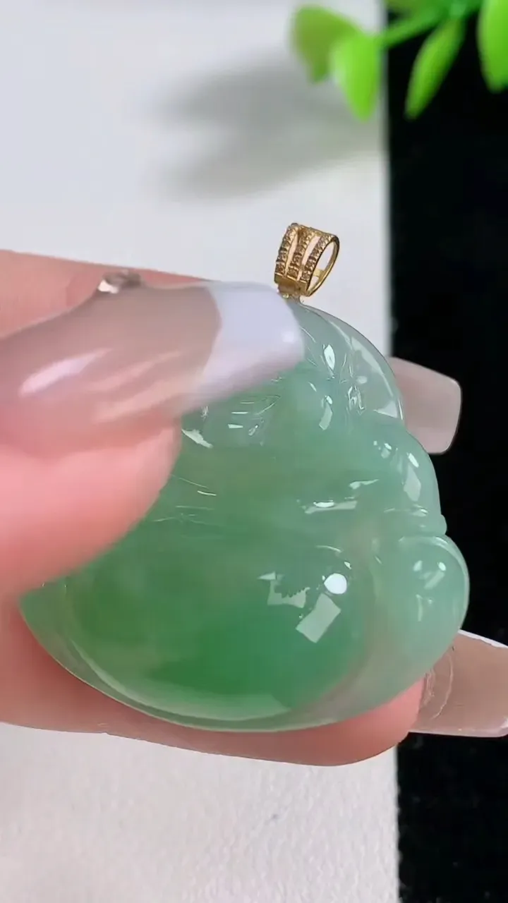 天然A货翡翠佛公吊坠，尺寸30.2-33.5-7，重量:10.51g
12月10日