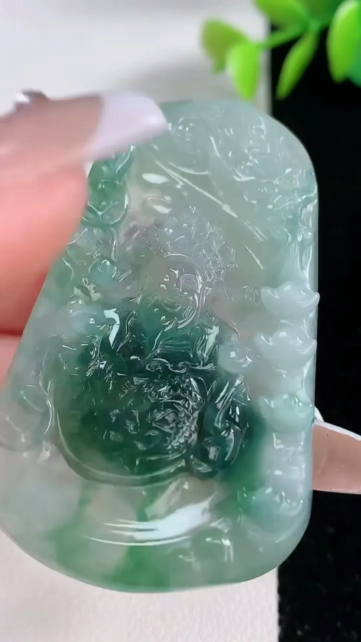 天然A货翡翠冰种飘花祥龙财神爷吊坠，尺寸54-33.3-4.5，重量:16.63g
12月10日