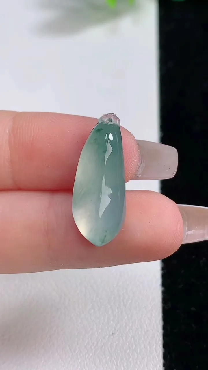 天然A货翡翠冰种飘花福瓜吊坠，尺寸23-9.2-5.4，重量:2.04g
12月10日