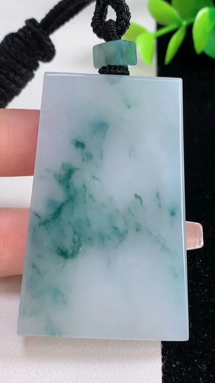 天然A货翡翠飘花无事牌吊坠，尺寸58-36.3-5.8，重量:43.38g
12月10日