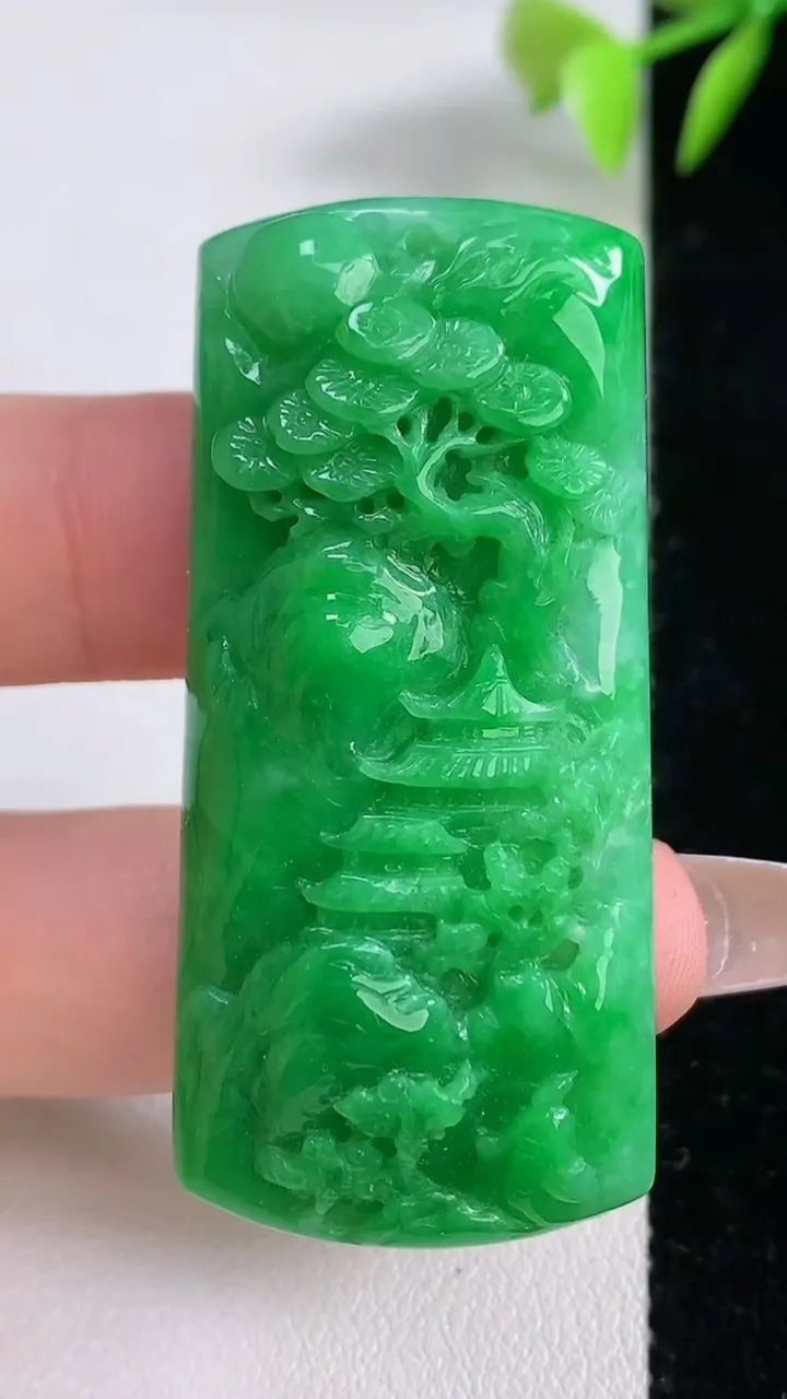 天然A货翡翠山水牌吊坠，尺寸52-24-8.8，重量:22.31g
12月10日