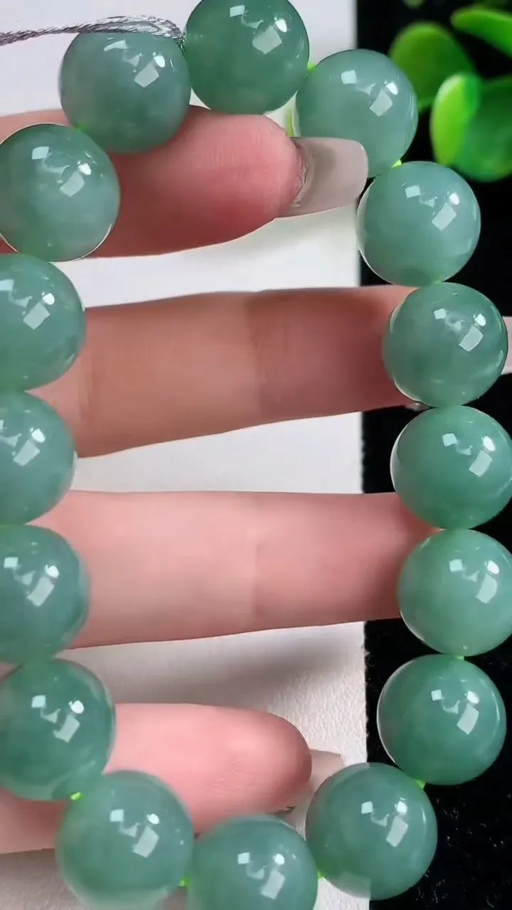 天然A货翡翠圆珠手串，尺寸12.3-16颗，重量:52.89g12月10日
工厂直销收藏佳品,种好水足，色泽均匀，有种有色，上手高大气！