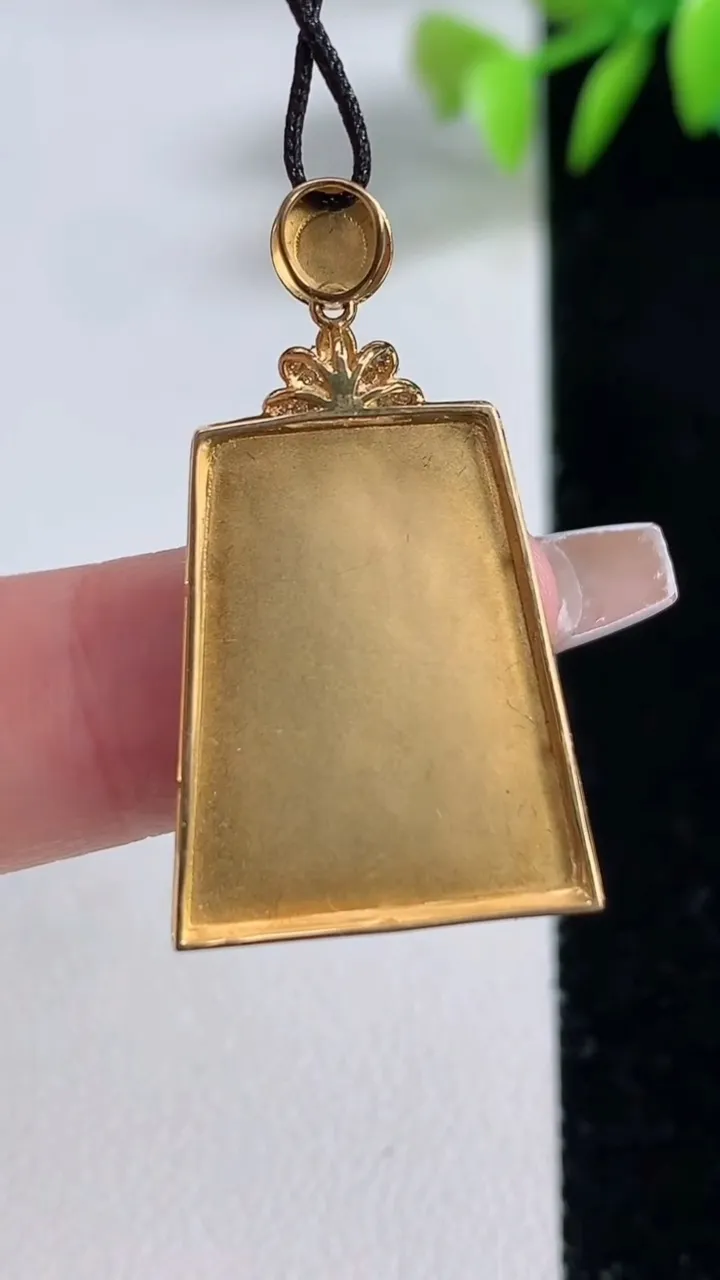 天然A货翡翠无事牌吊坠，尺寸30.7-18.5-3.7，裸石21-18重量:3.52g
12月10日