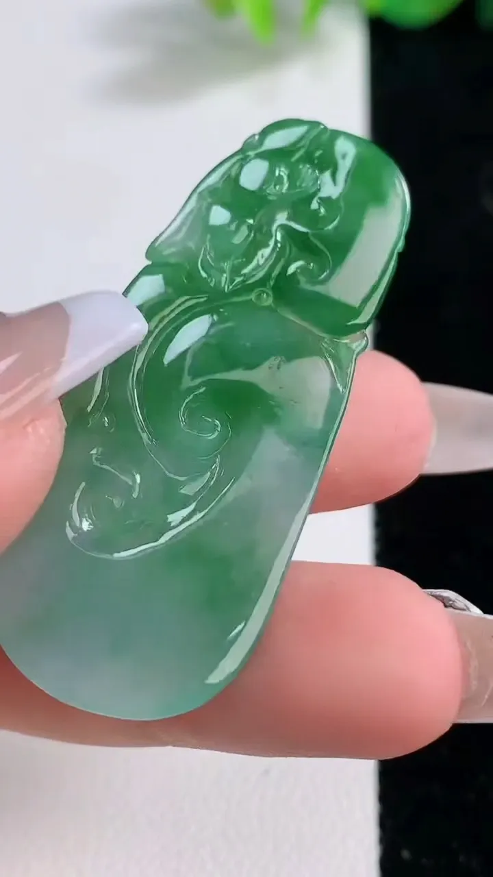 天然A货翡翠如意吊坠，尺寸46.8-20-3.6，重量:7.23g
12月10日